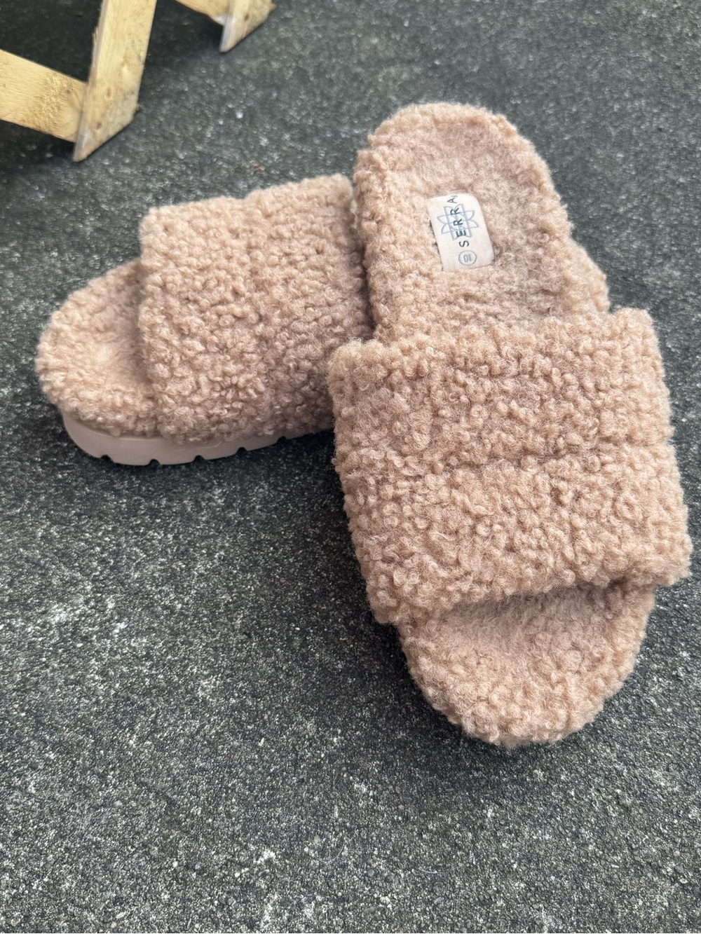 Serra Beige Faux Shearling Boucle Cozy Slide Slippers Size 10 ✨